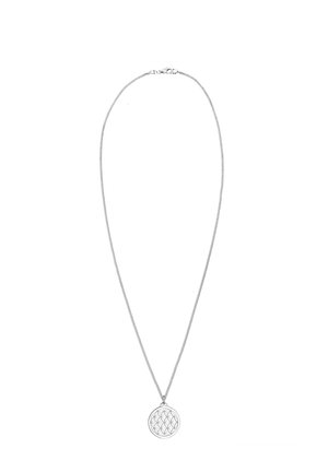 Zilveren halsketting met een fijne ketting en een ronde hanger met een geometrisch levensbloemontwerp. Gladde textuur en minimalistische stijl.