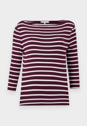 Maroon in bel belimičasti dolgimi rokavi z širokim čolnom in mehko teksturo. Ima majhen logotip na levi strani prsnega dela.
