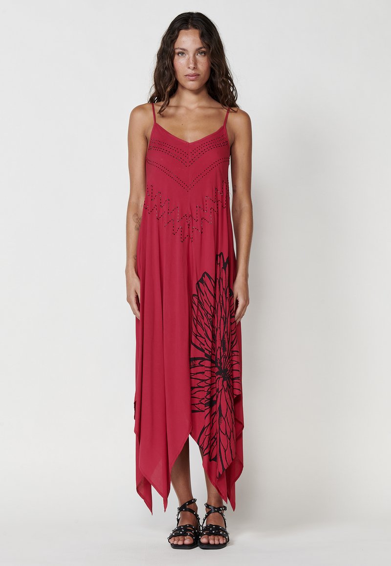 Rotes, ärmellosesMaxikleid mit fließendem Design, das schwarze Blumenmotive und ein Zickzackmuster am Ausschnitt aufweist.