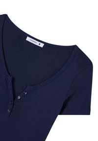 Maglietta navy blue a maniche corte realizzata in tessuto morbido. Presenta un ampio scollo e quattro bottoni decorativi sul davanti. L'etichetta riporta "Terranova S."