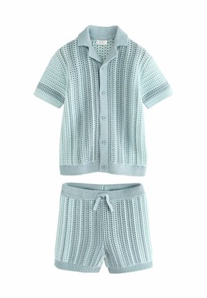 Hellblaues gestricktes Kurzarmshirt mit Knöpfen und passenden Shorts, die ein strukturiertes Muster und gerippte Bündchen aufweisen. Verstellbarer Bund.