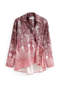 Blusa a wrap in una gradazione di tonalità rosa con texture di paillettes e un nodo in vita. Presenta un colletto e maniche lunghe.