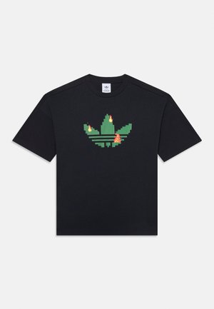 Sort T-shirt med korte ærmer med et pixeleret grønt trekløverlogo med små digitale flammer foran i midten.