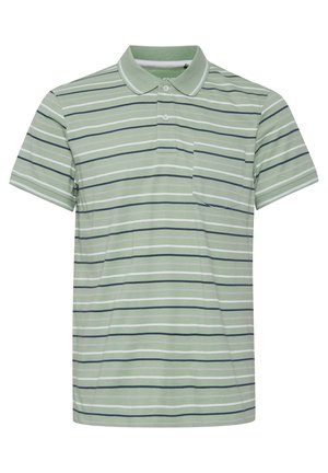 Pruhovaná polo košeľa v svetlozelenej farbe, s horizontálnymi pruhmi v tmavozelenej, bielej a námorníckej. Krátke rukávy a kapsička na hrudi.