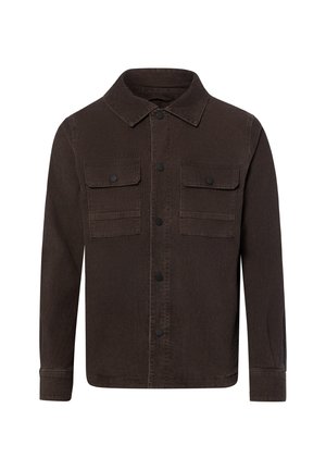 Donkerbruine corduroy jas met lange mouwen, kraag, knoopsluiting aan de voorkant en twee klepzakken op de borst met zwarte knopen.