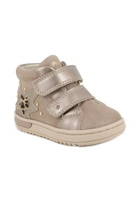 Stivaletto in suede marrone chiaro e pelle metallica con doppie strisce in velcro, dettaglio a stella e piccoli chiodini dorati sul lato. Suola in gomma piatta.