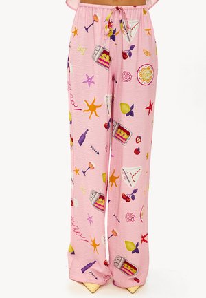 Pantalons de pyjama roses présentant un motif ludique de boissons, de fruits et d'étoiles de mer. Fabriqués en tissu léger avec une taille élastique et un cordon de serrage.
