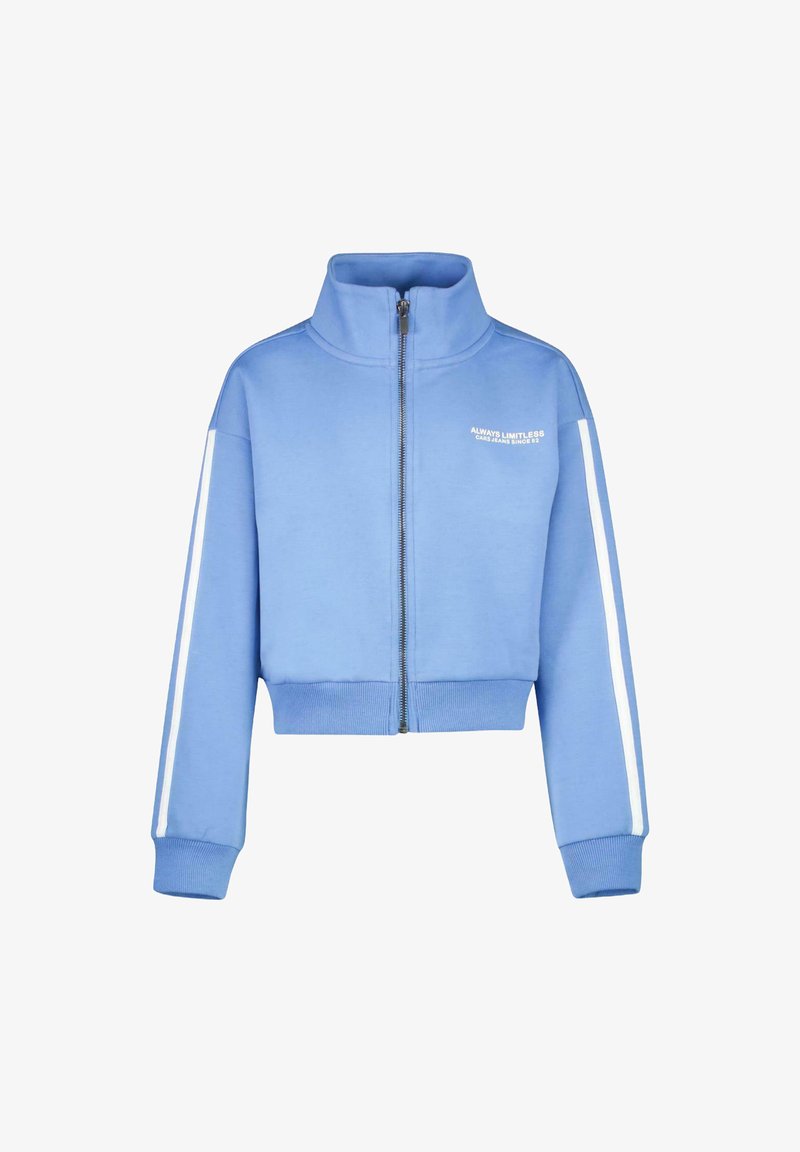 Lichtblauwe cropped hoodie met een hoge kraag, volledige rits en witte zijstrepen. Beschikt over zachte stof en geborduurde tekst op de borst.