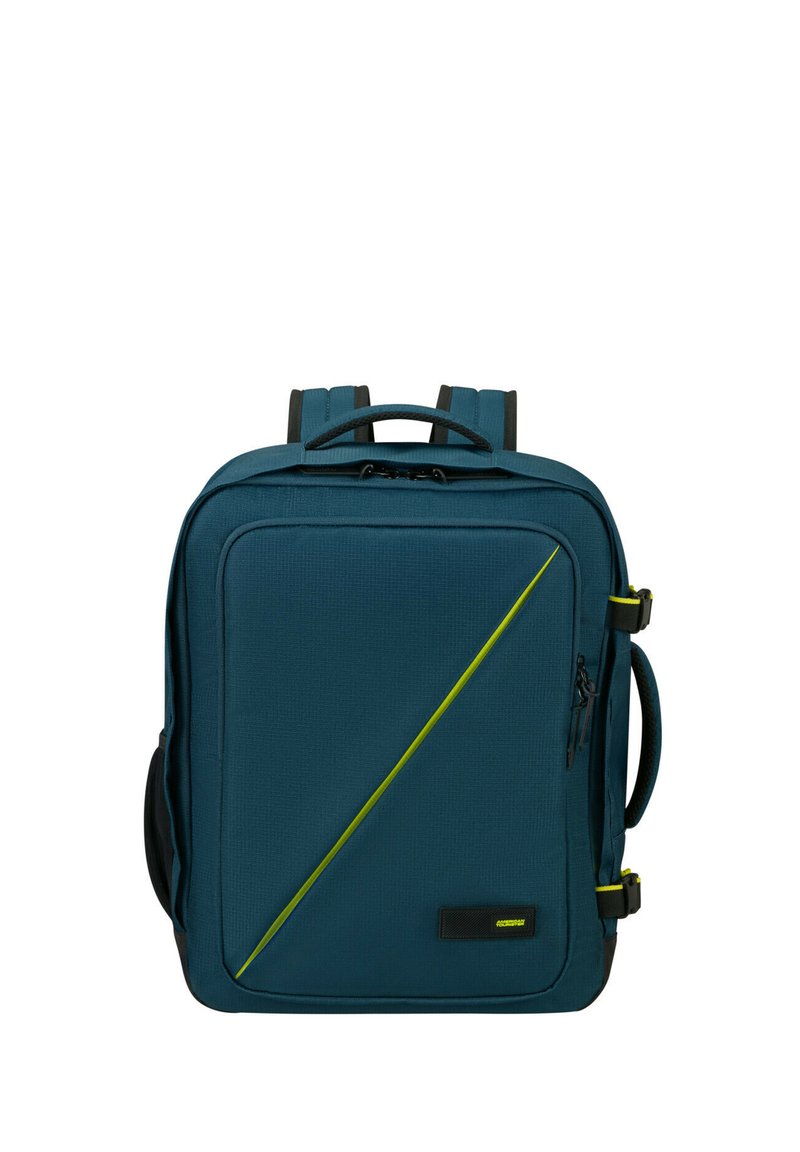 Zaino in tessuto turchese con design geometrico, caratterizzato da una striscia diagonale verde lime, manico superiore, spallacci regolabili e tasche laterali.