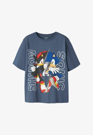 Μπλε σκούρο t-shirt με τους χαρακτήρες Sonic και Shadow, ασημένιο κεραυνό και λευκό κείμενο "Shadow" και "Sonic" μπροστά.