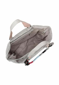 Sac fourre-tout gris clair avec un imprimé léopard subtil, deux poignées en cuir, une poche intérieure, et des accents de corde colorés sur la sangle.