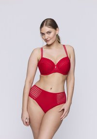 Bra rosso con bordi in pizzo, coppe sagomate, spalline doppie regolabili e culotte a vita alta coordinate con inserti in rete sui lati.