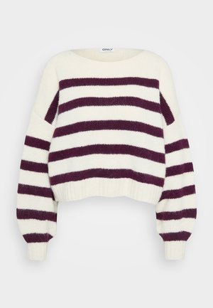 Krem strikket genser med brede mørk lilla horisontale striper, lange puffede ermer og en rund halslinje.