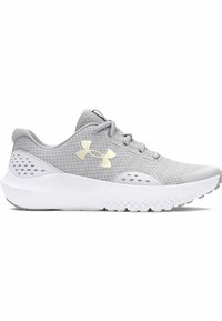 Baskets de sport gris clair avec un dessus en maille, semelle blanche et perforations stratégiques pour la respirabilité. Comprend des lacets et un détail de logo.