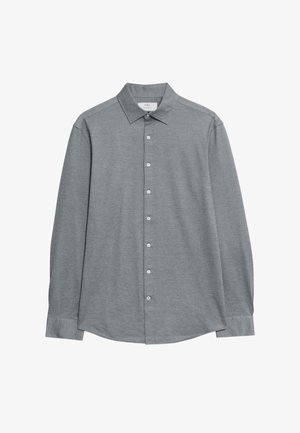 Grå långärmad skjorta i mjukt tyg med knappstängning fram, strukturerad krage och knäppte ärmslut. Slät textur utan mönster.