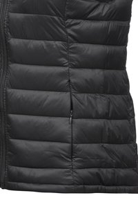 Chaleco acolchado negro con secciones acolchadas, que cuenta con un bolsillo lateral con cremallera y una textura lisa y brillante. Diseño ligero y aislante.