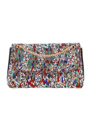 Kleine rechthoekige handtas met klepsluiting, gouden kettingriem, bedekt met kleurrijke rechthoekige en ronde kristallen in een gestreept patroon.