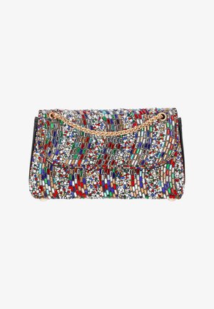 Petit sac à main rectangulaire avec fermeture à rabat, bandoulière chaîne dorée, recouvert de cristaux rectangulaires et ronds multicolores en motif rayé.