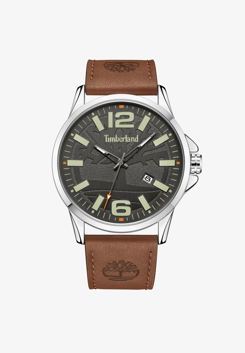 Hodinky Timberland se stříbrným kovovým pouzdrem, hnědým koženým páskem, šedým texturovaným ciferníkem, velkými svítícími číslicemi a ukazatelem data.