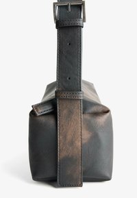 Borsa in pelle nera di forma rettangolare, con una superficie testurizzata, una fascia larga e una fibbia in metallo argento per la lunghezza regolabile.