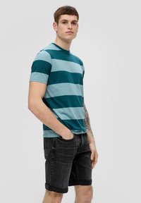 QS BERMUDA JOHN REGULAR FIT MID RISE STRAIGHT LEG - Jeansshort - dunkelgrau