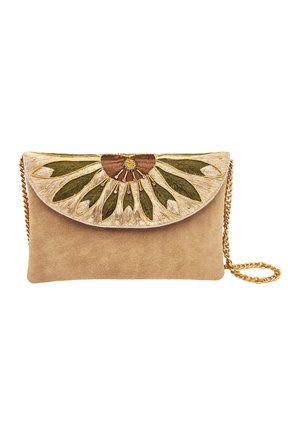 Pochette beige en daim avec rabat en demi-cercle présentant une broderie de feuilles vertes et marron, accents de perles dorées et bride chaîne dorée.