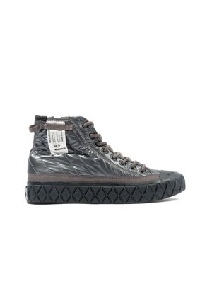 Sort høj top sneaker med quiltet stof, sort sål med diamantmønster, grå snørebånd og et hvidt stofmærke nær anklen på en hvid baggrund.