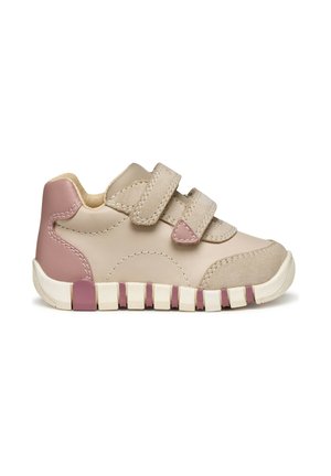 Zapato de cuero beige claro con acentos en rosa y dos tiras de Velcro. Presenta un upper texturizado y una suela de goma flexible y multicolor.