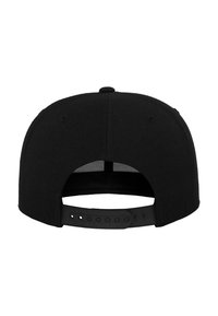 Fekete snapback sapka sima dizájnnal, lapos karimával, textúrált anyagból készült, és hátsó állítható snap záródással rendelkezik.