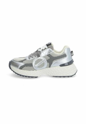 Baskets de sport grises et argentées avec panneaux en mesh, semelle blanche épaisse et texturée, et bande de roulement noire, vues de côté extérieur.