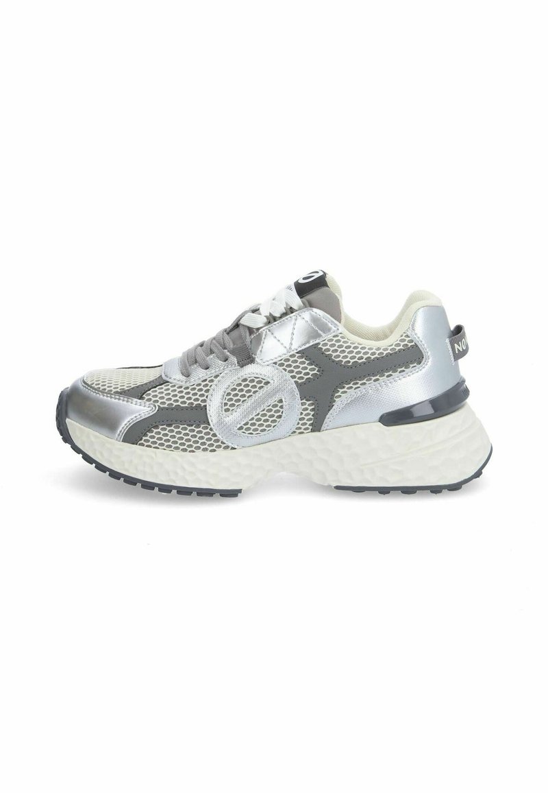 Baskets de sport grises et argentées avec panneaux en mesh, semelle blanche épaisse et texturée, et bande de roulement noire, vues de côté extérieur.