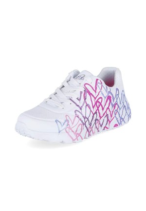 Baskets blanches avec des motifs de cœurs superposés rose, violet et bleu sur le côté et des lacets blancs sur fond blanc.