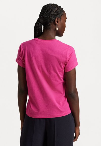 Fuchsia Kurzarm-T-Shirt aus Baumwolle, mit Rundhalsausschnitt und entspannter Passform. Keine sichtbaren Muster oder Akzente.