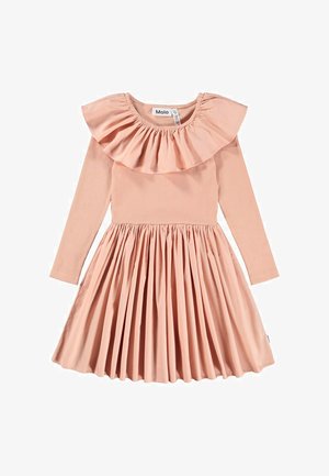 Dlouhé šaty s dlouhým rukávem v jemné pastelově růžové barvě s volánkovým výstřihem a plisovanou sukní. Vyrobené z lehkého materiálu, s elastickým pasem.