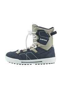 Lowa wandelschoen in marineblauw en beige stof, met een stevige vorm, gestructureerde bovenkant, vetersysteem en rubberen zool met gripnoppen.