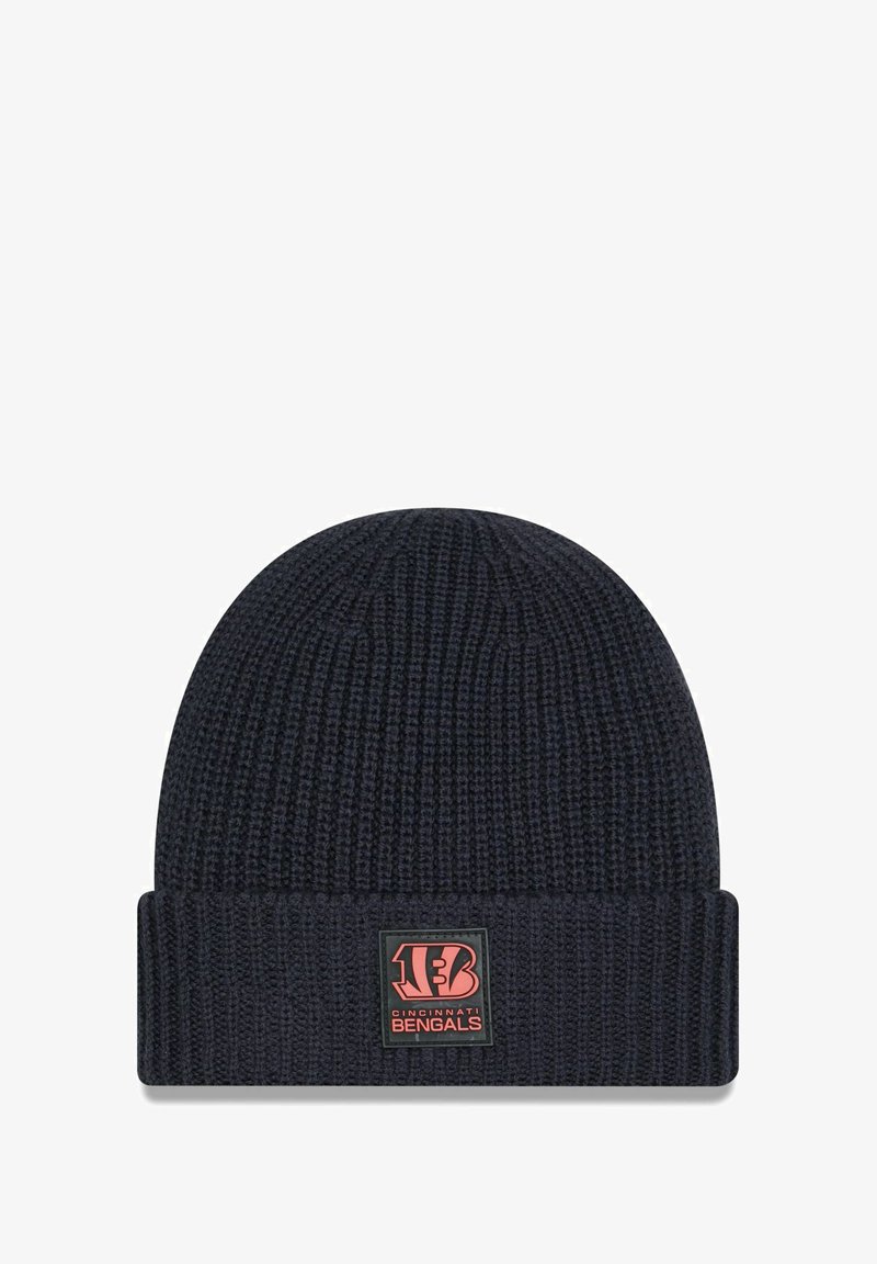 Bonnet en tricot bleu marine avec une texture côtelée, doté d'un revers et d'un patch logo rectangulaire en rouge et noir avec "Cincinnati Bengals".