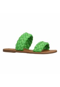Des sandales à glissière tissées vertes avec un design tressé, un matériau doux et une semelle plate marron. Style ouvert à l'avant, sans talon.