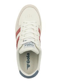 Baskets blanches avec des rayures rouge et gris clair. Confectionnées en cuir avec une finition texturée. Dotées d'une languette rembourrée et d'un logo sur le côté.