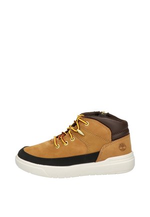 Beige-schwarzer halbhoher Stiefel mit gelben Schnürsenkeln, gepolstertem braunem Kragen, weißer Sohle und eingeprägtem Baum-Logo an der Ferse.