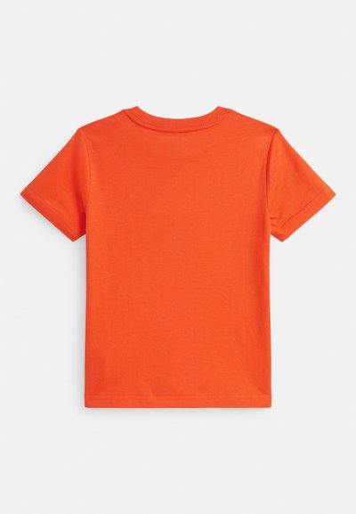 Rövid ujjú, élénk narancssárga pamut póló, környakkivágással és egyszerű, egyszínű kivitelben, minta vagy díszítés nélkül.