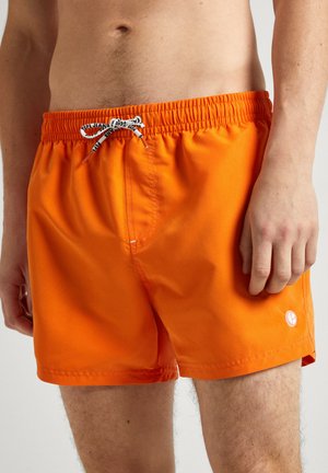 Oranje zwemshorts met een elastische tailleband en verstelbaar trekkoord. Bevat een klein logo, een zijzak en stof die soepel en licht van gewicht is.