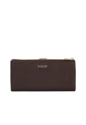 Brun læderpung med en glat tekstur, udstyret med en lynlåslukning og et guldlogo foran. Kompakt rektangulær form.