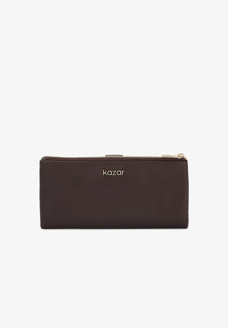 Ruskea nahkalompakko, jossa on sileä pinta, vetoketjullinen suljin ja kultainen logo edessä. Kompakti suorakaiteen muotoinen.