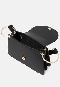 Mustat nahkakäsilaukku, jossa on kultaiset pyöreät yksityiskohdat,varustettu läppäkiinnityksellä ja sisäisellä vetoketjutaskulla. Suorapintainen rakenne ja jämäkkä muotoilu.