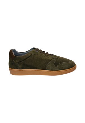 Sneaker basse in suede verde oliva con linguetta posteriore in pelle marrone, lacci marroni e suola in gomma marrone chiaro.
