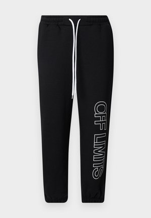 Pantaloni de trening negri cu șnur alb și manșete elastice, cu textul "OFF LIMITS" în alb de-a lungul unui picior.