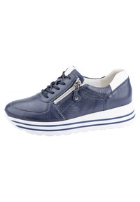 Sneaker in pelle blu navy con finitura testurizzata, dettagli bianchi, chiusura con lacci, cerniera laterale e suola bianca con strisce blu.