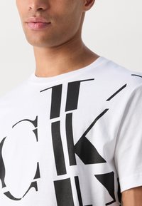Calvin Klein Jeans REGULAR FIT SCATTERED LOGO - Apdrukāts T-krekls - white