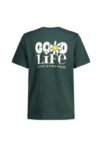 T-paita, joka on tummanvihreää puuvillaa ja jossa on valkoinen grafiikkateksti "GOOD LIFE" ja keltainen kukkakuosi selässä, sisältäen tekstiä luonnosta ja kansallispuistoista.