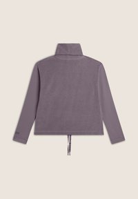 Sudadera de forro polar morada con cuello alto, mangas largas y lazos laterales. Presenta un tejido texturizado y una marca sutil en la manga.